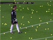 Bóng đá anh, ngoại hạng anh, lịch thi đấu euro 2012, CĐV Sevilla ném bóng tennis xuống sân phản đối sự ưu ái dành cho El Clasico